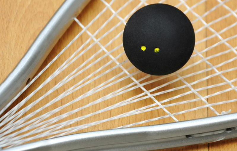 giocare a squash racchetta e pallina due punti gialli